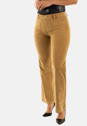 Pantaloni in corduroy di colore beige con design a gamba dritta, dotati di tasche frontali e chiusura con bottone. Tessuto liscio e resistente.