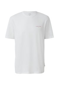 Witte katoenen t-shirt met korte mouwen, met tekst in het rood nabij de halslijn, inclusief coördinaten en merklogo.