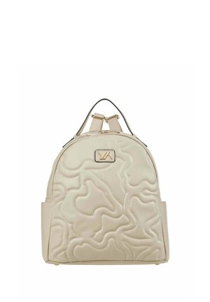 Sac à dos matelassé crème avec motif cousu abstrait, poignée supérieure, bretelles réglables et petite plaque logo rectangulaire sur le devant.