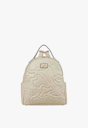 Sac à dos matelassé crème avec motif cousu abstrait, poignée supérieure, bretelles réglables et petite plaque logo rectangulaire sur le devant.