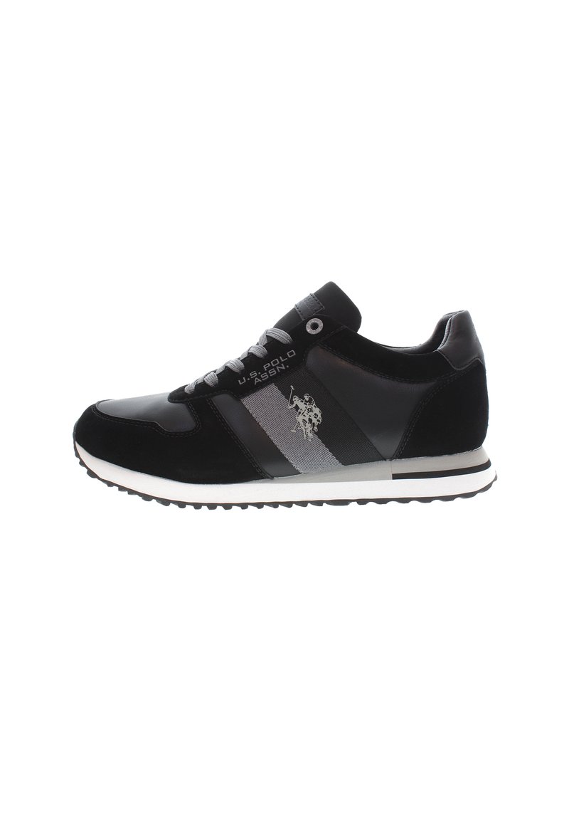 Pantofii sport negri au o combinație de piele netedă și daim, dungi argintii și o talpă din cauciuc alb cu un grip texturat.