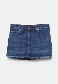 Mini-jupe en denim bleu avec poches avant, passants de ceinture, fermeture par boutons et ourlet effiloché sur fond blanc.