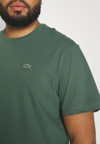 Lacoste PLUS - Camiseta básica - sequoia