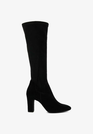 Bottes noires montant jusqu'au genou en daim doux. Bout pointu, talon épais et haut légèrement évasé avec un détail de couture visible.