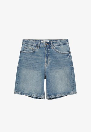 Lichtblauwe denimshorts met voorzakken, riemlussen en een knoopsluiting, afgebeeld op een witte achtergrond.