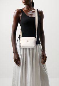 Tommy Hilfiger - CAMERA BAG - Cross body bag - ecru Thumbnail Image 1