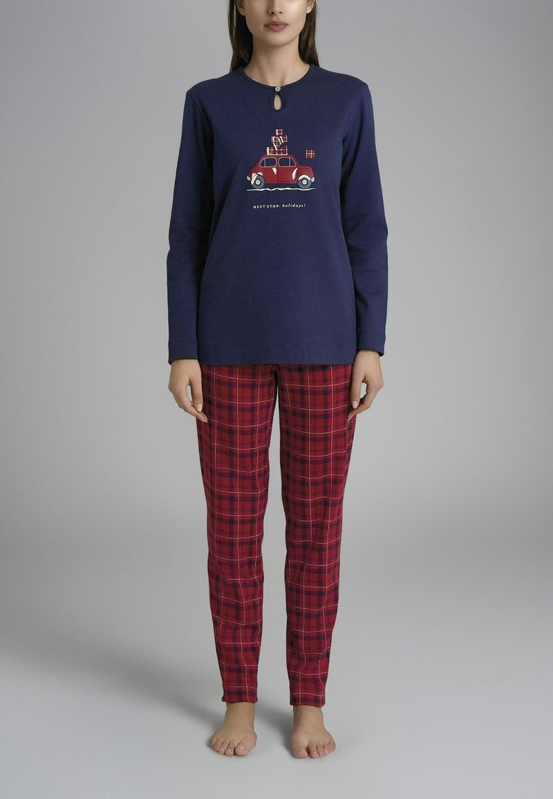 Maglia a maniche lunghe blu navy con grafica di un'auto rossa e regali; abbinata a pantaloni a righe rossi e neri, aderenti. Materiale in miscela di cotone, vestibilità rilassata.