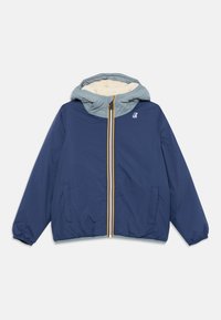 Veste zippée bleu marine avec une capuche bleu clair et doublure en polaire. Dotée de poignets élastiques, de deux poches avant et d'un accent de fermeture éclair coloré.