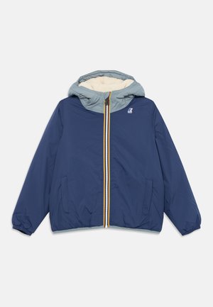 Veste zippée bleu marine avec une capuche bleu clair et doublure en polaire. Dotée de poignets élastiques, de deux poches avant et d'un accent de fermeture éclair coloré.