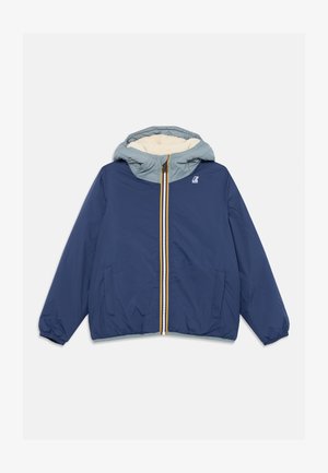 Casaco de fecho éclair azul marinho com capuz azul claro e forro em fleece. Apresenta punhos elásticos, dois bolsos frontais e um detalhe colorido na fecho éclair.