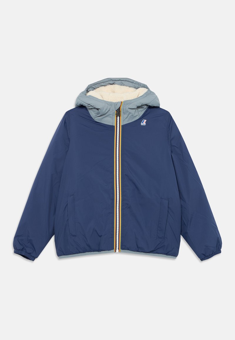 Veste zippée bleu marine avec une capuche bleu clair et doublure en polaire. Dotée de poignets élastiques, de deux poches avant et d'un accent de fermeture éclair coloré.