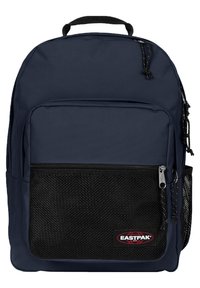 Mörkblå ryggsäck med svart meshfickor på framsidan, blixtlåsfack, starkt handtag och justerbara remmar. Eastpak-logotyp synlig.