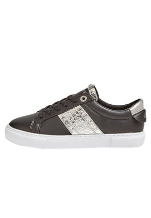 Sneaker nero low-top con suola bianca, pannello laterale argentato texturizzato e dettaglio argentato sul tallone, con lacci e occhielli neri.