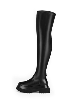 Czarne kozaki do kolan wykonane z gładkiego, błyszczącego materiału, z masywną platformą i teksturowaną podeszwą, charakteryzujące się prostym designem i bezszwowym wykończeniem.