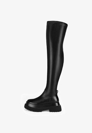 Schwarze kniehohe Stiefel aus glattem, glänzendem Material mit einer massiven Plateau-Sohle und strukturiertem Außenlauf, die ein schlichtes Design und eine nahtlose Verarbeitung aufweisen.