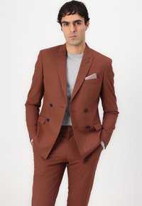 Isaac Dewhirst THE FASHION PEAK SLIM SUIT - Κοστούμι - chestnut