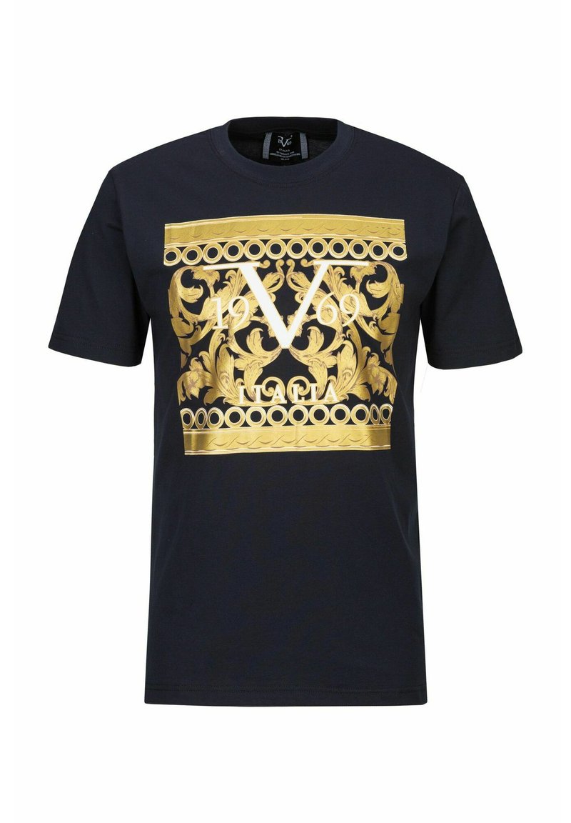 Marineblauwe katoenen t-shirt met een gouden barokpatroon, voorzien van de tekst "V 1969 ITALIA", ronde accenten en een ronde hals.