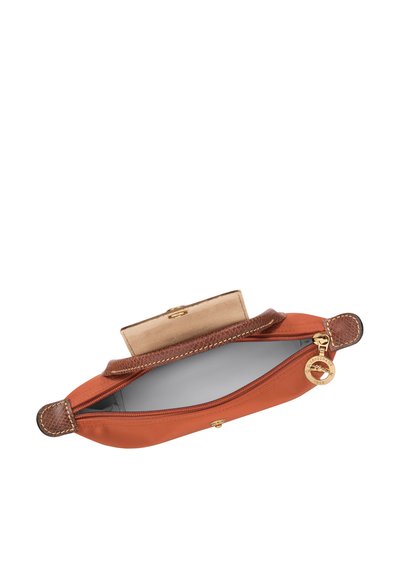 Leder-Clutch in Orange mit einer strukturierten braunen Umrandung. Verfügt über einen Reißverschluss, ein beiges Innenfutter und goldene Hardware-Details.