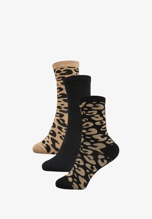 Tre paia di calzini alla caviglia: uno beige solido, uno nero solido e uno nero con stampa leopardata beige. Composizione in misto cotone, con polsini a coste.
