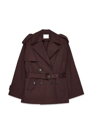 Tummanruskea kaksirivinen trench-coat, jossa on leveät liepeet, olkalaput, vyötärölle sidottu vyö ja nappikiinnitteiset läpätaskut, makaa tasaisesti.