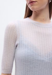 Ελαφρύ πλεκτό πουλόβερ με ραβδώσεις σε απαλή παστέλ μπλε και λεβάντα, με κοντά μανίκια και εφαρμοστή γραμμή με λεία υφή.