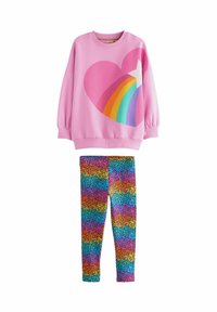 Felpa rosa con stampa di cuore e arcobaleno; abbinata a leggings colorati con un design a fantasia nei toni blu, arancione e verde.