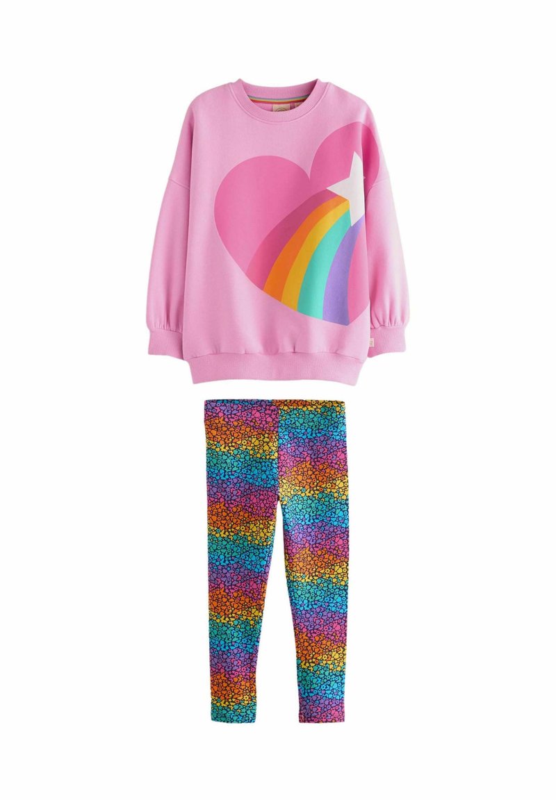 Felpa rosa con stampa di cuore e arcobaleno; abbinata a leggings colorati con un design a fantasia nei toni blu, arancione e verde.