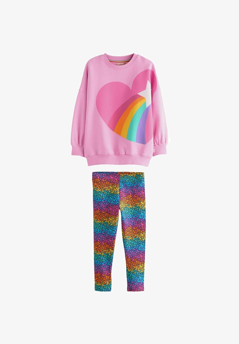 Felpa rosa con stampa di cuore e arcobaleno; abbinata a leggings colorati con un design a fantasia nei toni blu, arancione e verde.