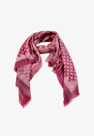 Vævet halstørklæde i gradient pink med geometriske mønstre, draperet over en model iført en mørkebrun påklædning. Blød tekstur og frynsete kanter.