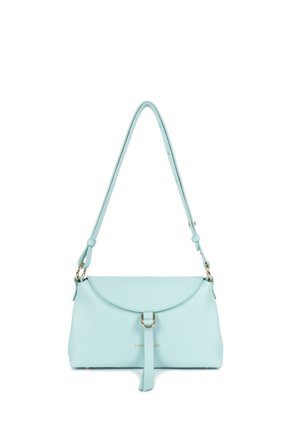 Borsa in pelle verde menta con una patta rotonda, tracolla regolabile, hardware dorato e un dettaglio decorativo a fiocco frontale. Texture liscia.