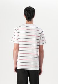 Tommy Hilfiger SEASONAL FIT STRIPE TEE - Marškinėliai su spaudiniu - ecru