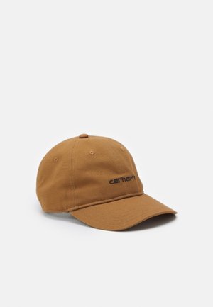 Braune Carhartt Baseballkappe mit gebogenem Schirm und schwarzem gesticktem Logo vorne, vor einem schlichten hellen Hintergrund.