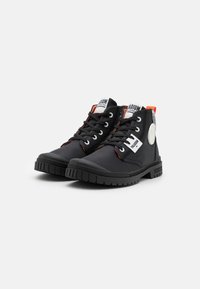 Palladium Botines con cordones - black