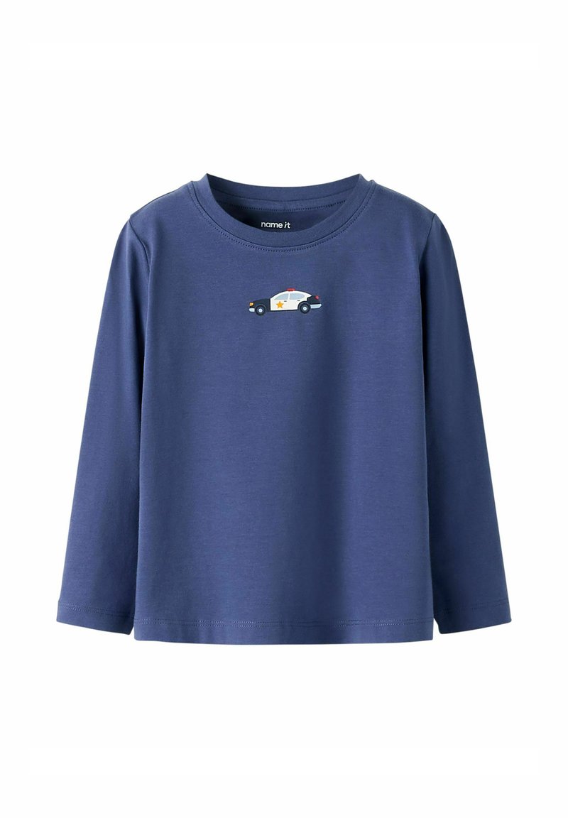 Maglietta a maniche lunghe blu navy per bambino con una piccola grafica di un'auto della polizia centrata sul petto.