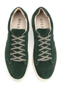 Zielone zamszowe trampki z szarymi sznurowadłami i kremową podeszwą. Posiadają okrągły nosek i przeszycia wzdłuż górnej części.