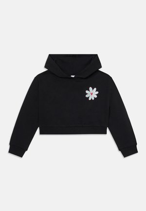 Sudadera corta negra hecha de material suave, con una aplicación de flor en rosa y azul con un acabado texturizado. Incluye una capucha y puños acanalados.