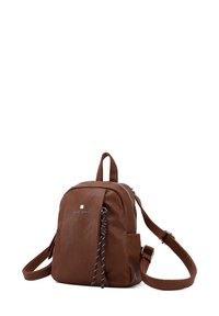 Zaino in pelle marrone con una superficie liscia, forma arrotondata, accessori in metallo argentato e un dettaglio con lacci a strisce. Include spallacci regolabili.