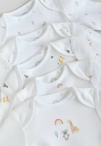 Cinq bodys en coton blanc pour bébés avec divers motifs subtils, y compris des animaux, des arcs-en-ciel et des étoiles, fabriqués en matériau en coton doux.