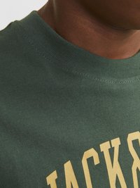 Jack & Jones Junior JJEJOSH CREW NECK - Camiseta estampada - dark green