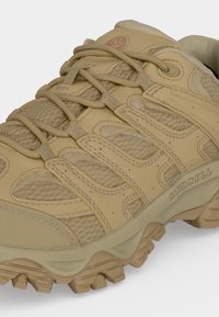 Πεζοπορικό παπούτσι Tan Merrell με διχτυωτά πάνελ, χοντρή ανθεκτική σόλα και κλείσιμο με κορδόνια σχεδιασμένο για εξωτερική πρόσφυση και υποστήριξη.
