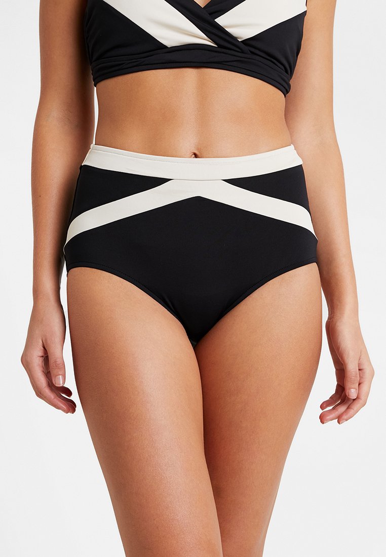 Bikiny s vysokým pásom v čiernej farbe so smotanovými diagonálnymi pruhmi na páse. Vyrobené z hladkej, elastickej látky. Ploské švy, žiadny viditeľný kov.