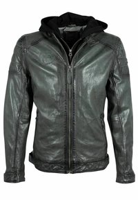 Zwarte leren jas met ritsluiting, gewatteerde schouderaccenten en een aangehechte zwarte hoodie. Gladde textuur met subtiele glans.