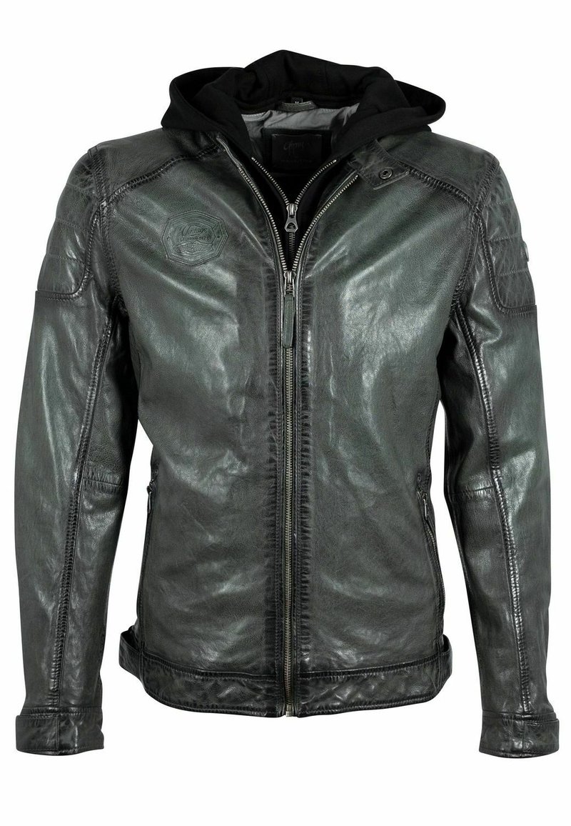 Zwarte leren jas met ritsluiting, gewatteerde schouderaccenten en een aangehechte zwarte hoodie. Gladde textuur met subtiele glans.