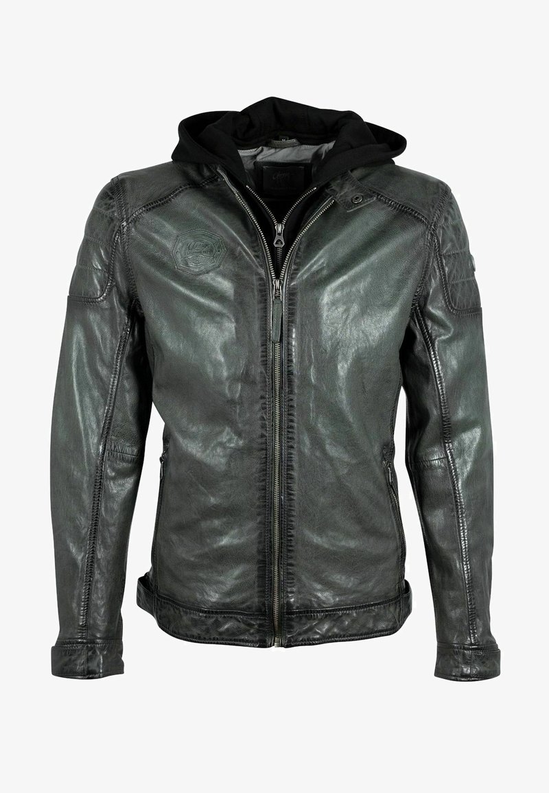 Zwarte leren jas met ritsluiting, gewatteerde schouderaccenten en een aangehechte zwarte hoodie. Gladde textuur met subtiele glans.