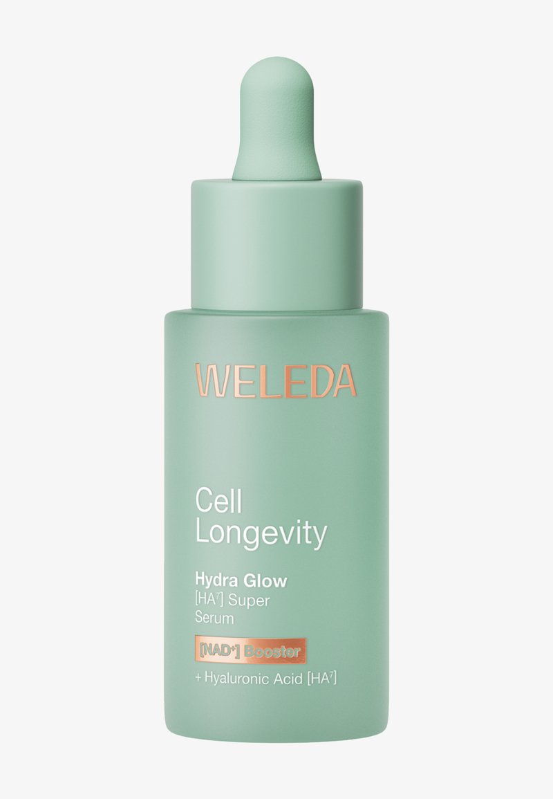Flacon compte-gouttes vert étiqueté Weleda Cell Longevity Hydra Glow Super Serum avec booster de NAD+ et acide hyaluronique.