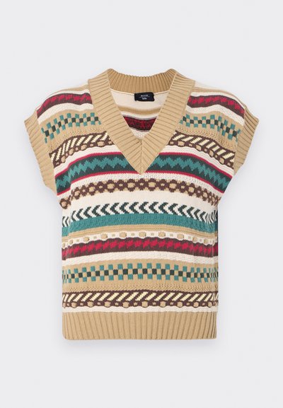 Suéter de punto beige con escote en V, mangas cortas y patrones geométricos multicolores en verde, rojo, marrón y crema.