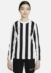 Langärmliges, schwarz-weiß gestreiftes Jersey aus atmungsaktivem Material, kombiniert mit schwarzen Shorts, die ein kleines Logo am Saum haben.
