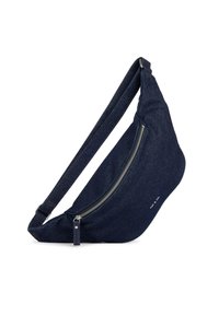Džínová taška přes rameno s zakřiveným tvarem, tmavě modrou barvou, stříbrným zipem a nastavitelným popruhem. Má decentní detail s logem.