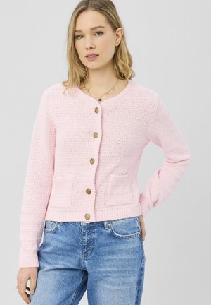 Cardigan tricoté rose clair avec un motif texturé, encolure ronde, poches avant et boutons dorés. Poignets et ourlet côtelés.