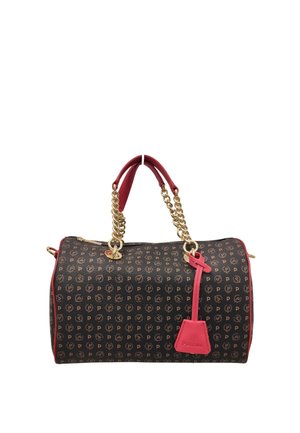 Borsa marrone da designer con motivo ripetuto a "P", rifiniture in pelle rossa, manici a catena dorata e un'etichetta rossa con la scritta "Pollini" appesa a un manico.